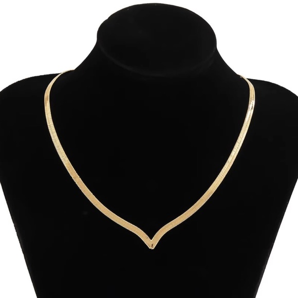 ✨✨Gold Snake V Flat Necklace ✨✨ - Picture 5 of 7